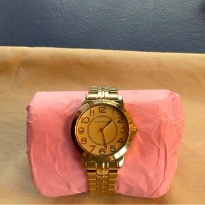 Anne Klein classic link bracelet watch. Gold tone with light gold face. Working!
